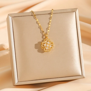 Rotating four-leaf clover zircon pendant necklace in 18k gold plated titanium steel
