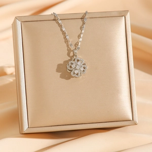 Rotating four-leaf clover zircon pendant necklace in silver stainless steel plating