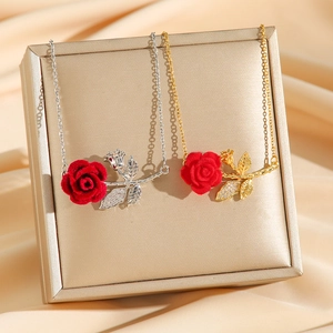 Collier en acier titane avec rose rouge et pendentif en zircon en or et argent