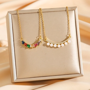 Collier chic en titane doré avec zircons arc-en-ciel et perles sur fond de soie