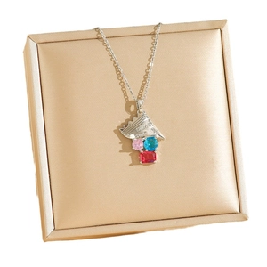 Collier en acier titane scintillant avec pendentif zircon tricolore sur soie de luxe