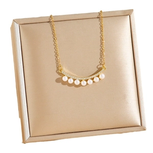 Collier élégant en or avec perles et pendentif sourire serti de zircons sur support doré
