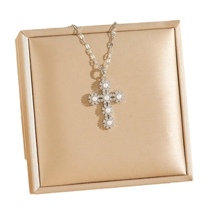 Elegante Halskette mit Kreuzanhänger aus Titanstahl mit Perlen und Zirkon in Geschenkbox
