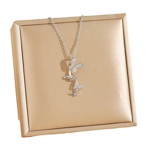 Collier papillon argenté avec zircons sertis sur un élégant support en soie dorée
