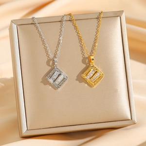 Collier en acier titane avec zircon carré en or et argent et pendentif géométrique chic