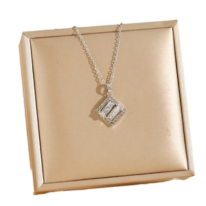 Collier à pendentif géométrique en zircon argenté et acier inoxydable sur boîte
