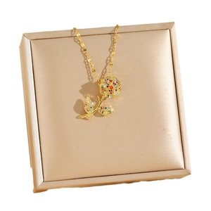 Collana con ciondolo a rosa in acciaio dorato con zirconi colorati e confezione regalo