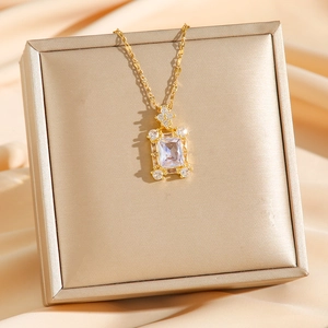 Collier élégant en titane doré avec pendentif rectangulaire en zircon et petits diamants