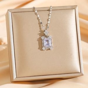 Collier élégant en acier titane avec pendentif zircon rectangulaire sur soie