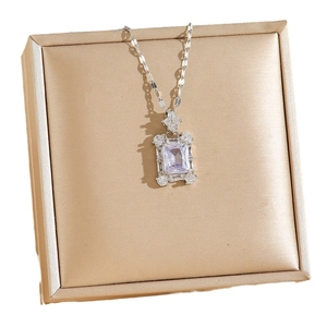 Collier en argent avec zircone taille émeraude sur un écrin à bijoux en satin doré