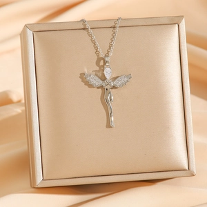 Elegante Engelsflügel-Halskette mit Zirkon auf einer goldenen Schmuckschachtel