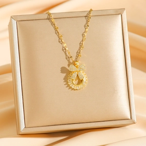 Elegante goldene Schmetterlingshalskette mit Zirkonia-Anhängern in einer Geschenkbox