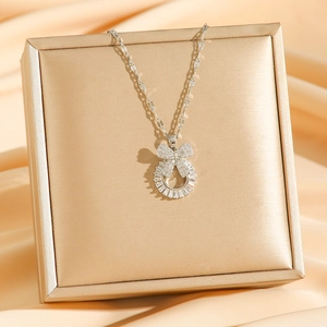Elegante silberne Schmetterlings-Kranz-Halskette mit Zirkonia auf einer goldenen Box