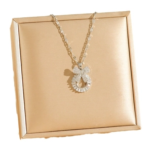 Elegante silberne Halskette mit Schmetterling und Zirkonia auf einer Champagner-Schmuckbox