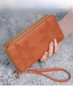 Détail du portefeuille marron à double zip avec cuir à grain de litchi et motif floral