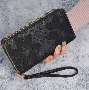 Détails du portefeuille noir à double fermeture éclair avec motifs floraux gaufrés