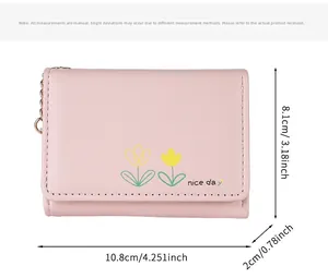 Vue détaillée de la taille d'un mini portefeuille rose avec mesures et zip métallique