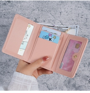 Détails de l'intérieur du portefeuille rose à trois volets avec plusieurs fentes cartes