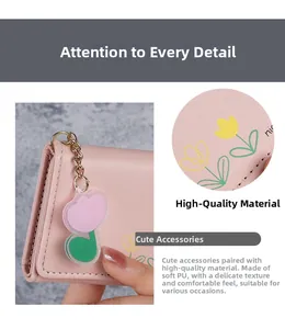 Gros plan du portefeuille tulipe rose montrant la texture cuir PU et le pendentif floral