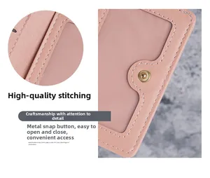 Détail du portefeuille en cuir rose avec coutures blanches précises et bouton pression doré