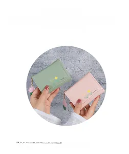 Détail du portefeuille compact à imprimé tulipe avec pendentif floral et lettrage