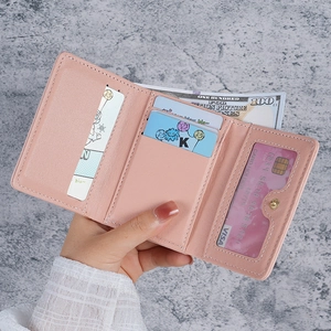 Portefeuille rose minimaliste avec 3 fentes pour cartes et fenêtre d'identité