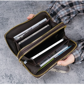 Détail du portefeuille à double zip montrant la capacité pour deux téléphones et cartes