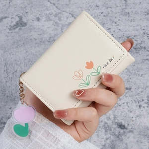 Petit portefeuille beige pour femme avec motif tulipe et charm floral en acrylique