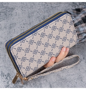 Détail du portefeuille long pour femme à motif floral avec double fermeture éclair