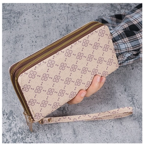 Détail du portefeuille long floral pour femmes avec double fermeture éclair et dragonne amovible