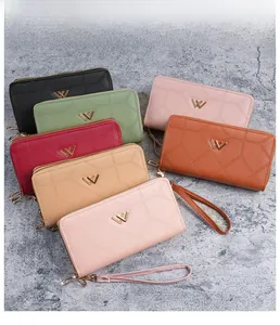 Vista piatta di portafogli lunghi con doppia cerniera e trapuntatura geometrica