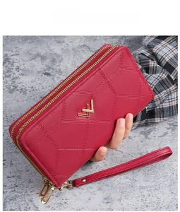 Dettaglio portafoglio lungo rosso scuro trapuntato con doppia zip e cinturino