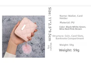 Detail der rosa gesteppten PU-Ledergeldbörse mit weichem Plüschball-Anhänger und Logo-Plakette
