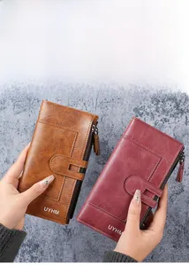 Détail de la texture cuir PU vintage et des coutures de ce portefeuille long