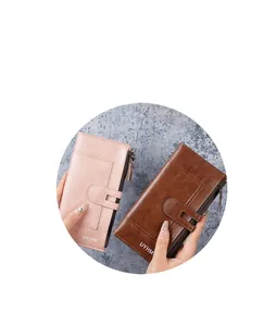 Détails du rabat à bouton-pression et compartiments zippés des portefeuilles rose et brun
