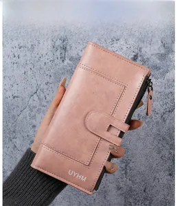 Détail de la pochette en cuir PU rose poudré avec poche zippée et fentes pour cartes