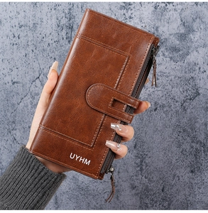 Détail du portefeuille long en cuir PU marron foncé avec compartiments et logo UYHM
