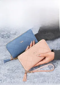 Détail de portefeuilles en cuir PU matelassé gris-bleu et rose clair avec gland