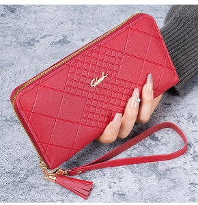 Détail d'un portefeuille rouge en cuir grainé avec gaufrage élégant et logo doré