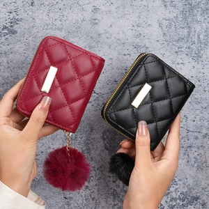 Mini-Geldbörsen mit Rautensteppung in Schwarz und Rot mit flauschigem Bommel-Anhänger