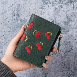 Petit portefeuille vert foncé avec broderie cerise et cuir PU à grain litchi