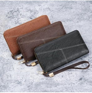 Vista dettagliata di portafogli lunghi da uomo in marrone e nero con cinturini