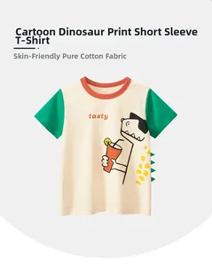 Détail d'un t-shirt coton pour enfant avec manches contrastées et crête de dinosaure 3D