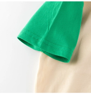 Détails des manches contrastées et coutures du t-shirt d'été en coton pour enfant