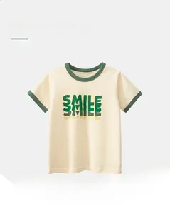 Détail du t-shirt enfant en coton doux avec imprimé smile vert et col rond côtelé