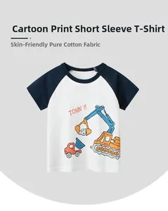 Détail d'un t-shirt en coton doux pour enfants avec manches raglan et motif pelleteuse