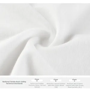 Gros plan sur un tissu en maille de coton blanc montrant sa texture douce et respirante