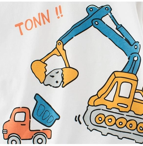 Gros plan d'un imprimé pelleteuse et camion cartoon sur un t-shirt blanc pour garçon