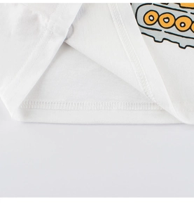Gros plan des coutures plates d'un t-shirt en coton pour garçon avec imprimé dessin