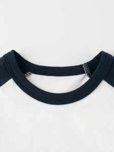T-shirt raglan en coton pour garçon avec col rond bleu marine et détails blancs